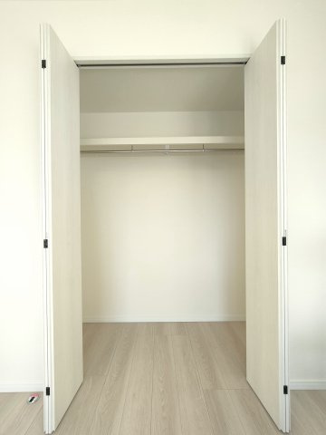 【洋室？　収納】　使い勝手の良いクローゼットで衣類をすっきり整理でき、居室を広々と使えます。