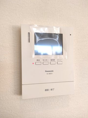 【TVモニター付きインターホン】　来訪者を映像で確認してから応対できるので、毎日の暮らしに安心感があります。
