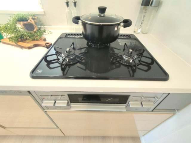 【3口コンロ】　3口コンロで複数の料理を同時に調理でき、忙しい日の食事づくりもスムーズです。