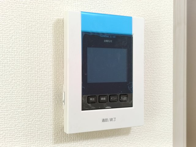 【TVモニター付きインターフォン】　訪問者の顔を見ることができるので、安心してドアを開けられます。