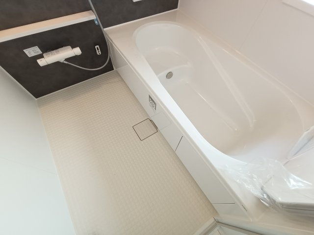 【浴室】　1日の疲れを取り心身を癒すことができる住まいの中のリラクゼーション空間。心からゆったりと寛いでいただけるよう、ゆとりのスペースを確保しております♪