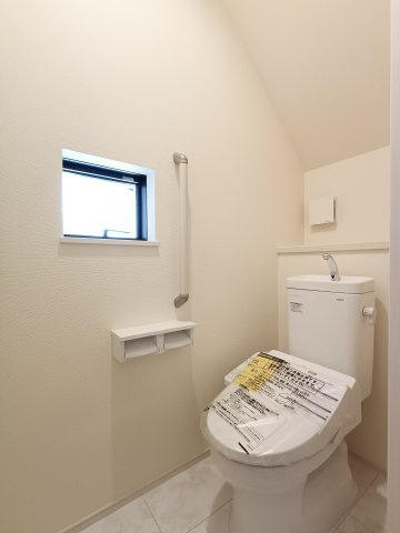 【1階トイレ】　トイレは温水洗浄便座付です。