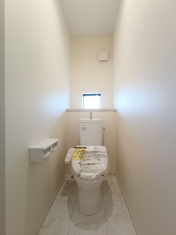 【2階トイレ】　トイレは温水洗浄便座付です。
