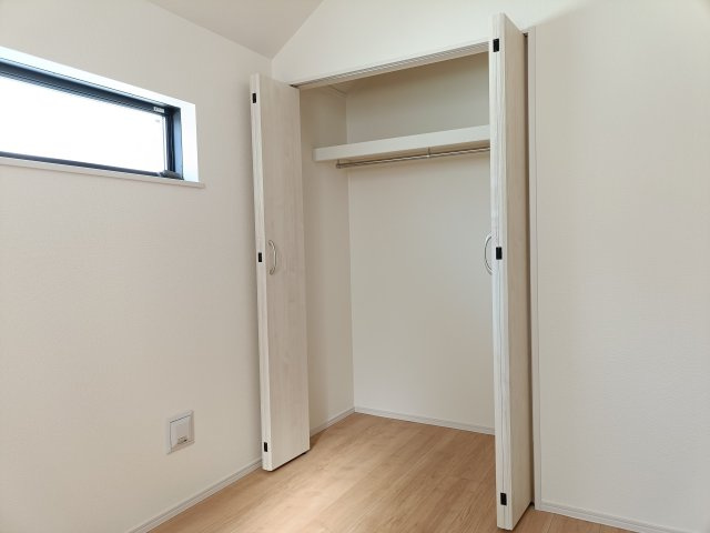 【洋室約4.5帖　収納】　全てのお部屋に収納を備え、空間を広くお使いいただけます。