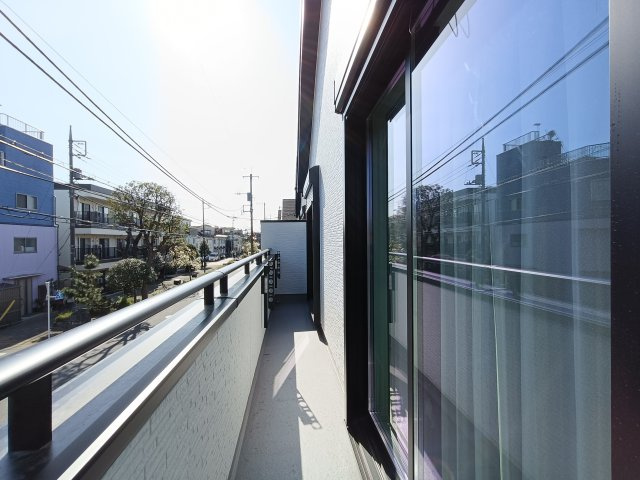 【バルコニー】　南東向きバルコニー。朝日をしっかり浴びることができます。