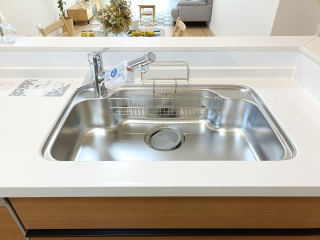 【シンク】　食器洗いもはかどる広々としたシンク。クリアな水が毎日使え、見た目にもスマートな浄水器一体型。