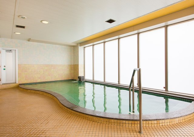 プールと隣接する大浴場。刺激が少ない単純温泉なので、肌にもやさしい。また、サウナ、水風呂まで完備している