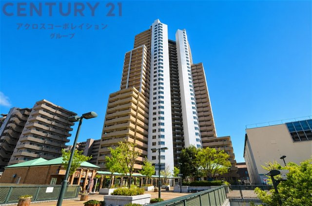 阪神「尼崎」駅徒歩4分、36階建タワーマンション24階の南東角住戸。109平米超のゆとりある3LDK、陽当たり・眺望良好。ペット飼育可能で快適なタワーライフを叶えます。