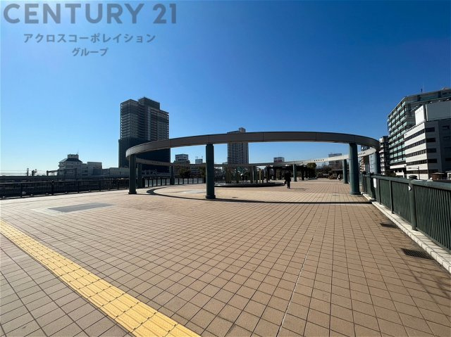 阪神尼崎駅改札を出て、大規模立体遊歩道(ペデストリアンデッキ)直結のタワーマンションとなります。