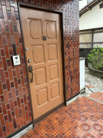 重厚感のある玄関ドアです