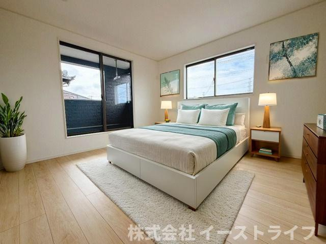 同社施工写真の寝室に家具を配置したイメージ画像です　※本画像はCGで作成しており、実際に現地に　家具は置かれておりません。また、価格に　家具は含まれておりません。