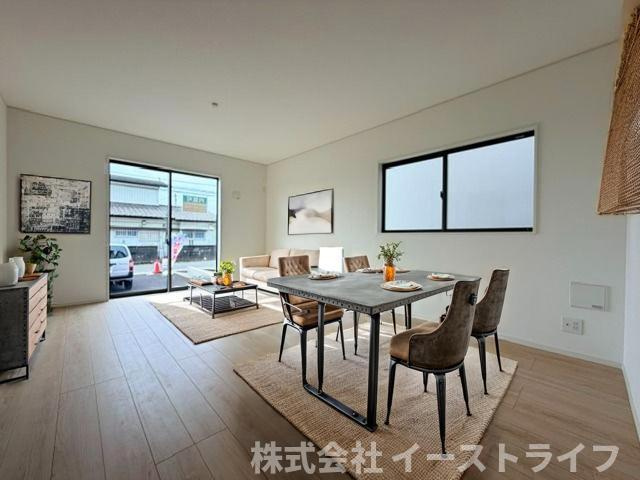 同社施工のLDKに家具を配置したイメージ画像です。　※本画像はCGで作成しており、実際に現地に　家具は置かれておりません。また、価格に　家具は含まれておりません。