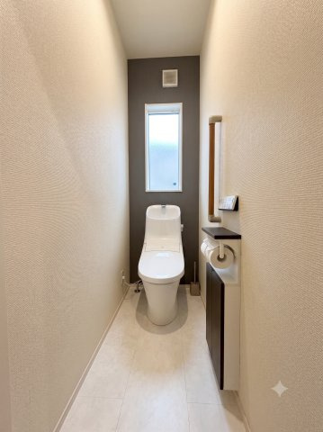 落ち着いた雰囲気がお洒落なトイレスペース　※本画像は入居者様の家具をCGで消した画像であり、現況と異なる可能性がございます※