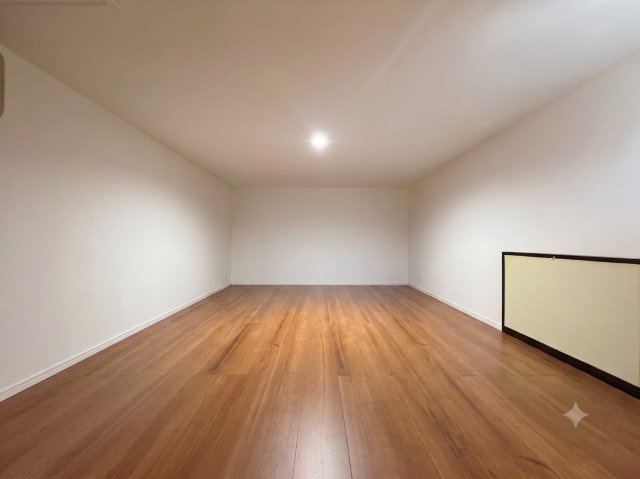 固定階段で安全に上り下りできる、大容量の小屋裏収納　※本画像は入居者様の家具をCGで消した画像であり、現況と異なる可能性がございます※
