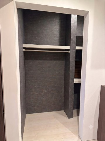 玄関がすっきり片付くシューズクローク付♪　※本画像は入居者様の家具をCGで消した画像であり、現況と異なる可能性がございます※　