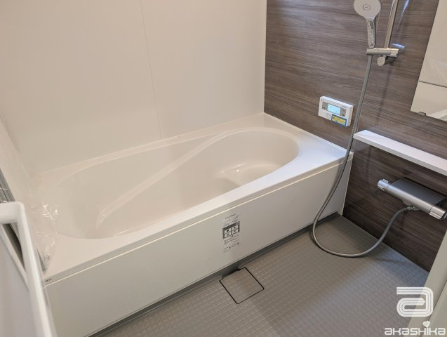 一日の疲れを癒す、ゆったりサイズのバスルーム。