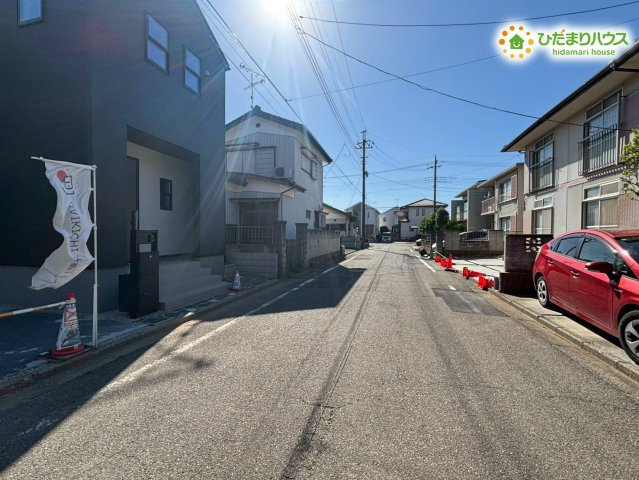 物件前の道路は舗装が整っており、視認性も良いため小さなお子様がいるご家庭でも歩きやすい環境です！車通りも落ち着いているので、静かな環境でお昼寝や勉強に集中したいときにもぴったりな立地ですね♪