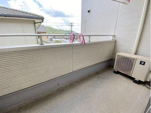 周囲の視線が気になりにくい造りのバルコニーは、洗濯物干しに最適な広さ。風通しが良く、陽当たりも良好で、天気の良い日は洗濯物もよく乾きます。　　