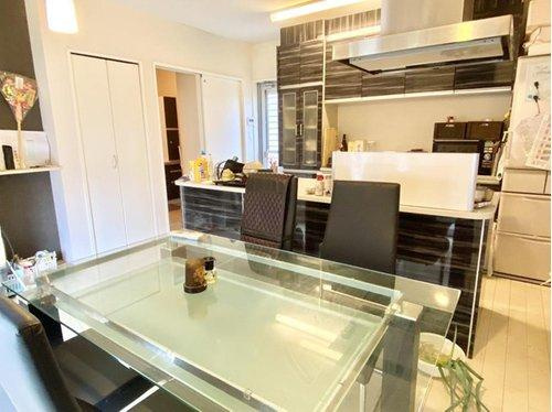 シックなデザインのシステムキッチンと統一感あるダイニング空間。収納も豊富で、日々の生活動線がスムーズに。料理をしながら家族と過ごせる温かな空間が広がっています。　　