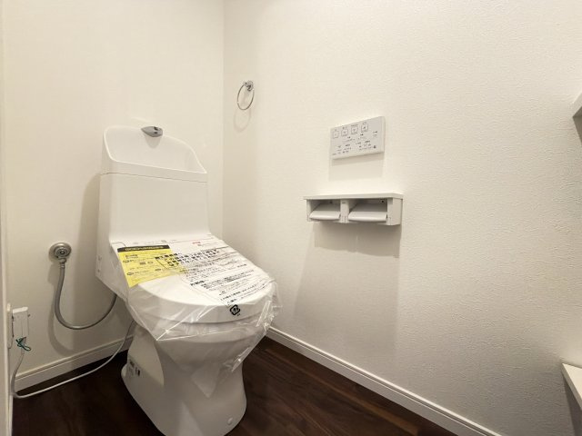 【新品】新品交換したトイレは清潔で温水洗浄便座付きです。