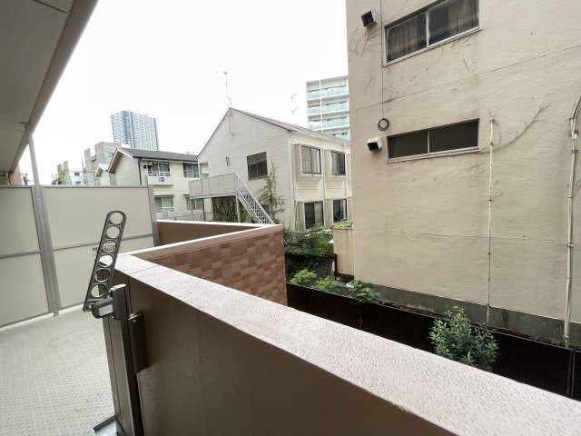 南東向きで陽当たり良好のバルコニーです。
