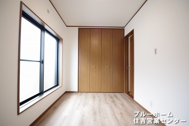 約5.2帖の洋室です！お部屋には収納や窓があります！