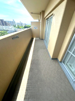 2部屋続きのバルコニーで、たくさんのお洗濯物もラクラク干せます！陽当り・周辺環境も合わせて、ぜひ現地をご覧ください。