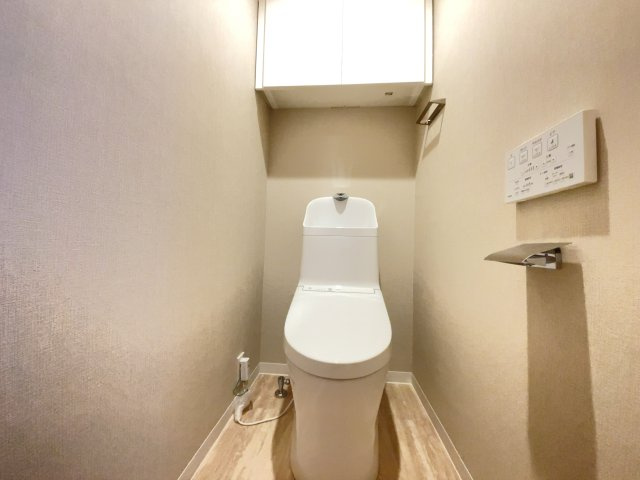 【新品】トイレ交換（収納棚・温水洗浄便座付き）、とても綺麗で清潔感があります♪