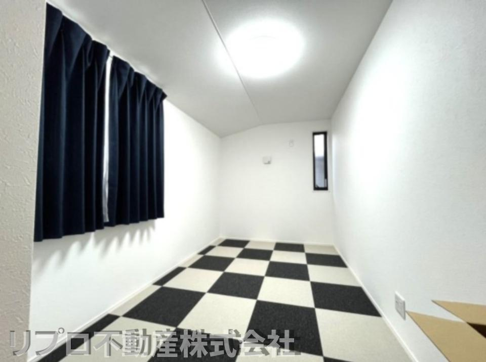 2階洋室は全ての部屋に2箇所の窓があり風通し良好です！