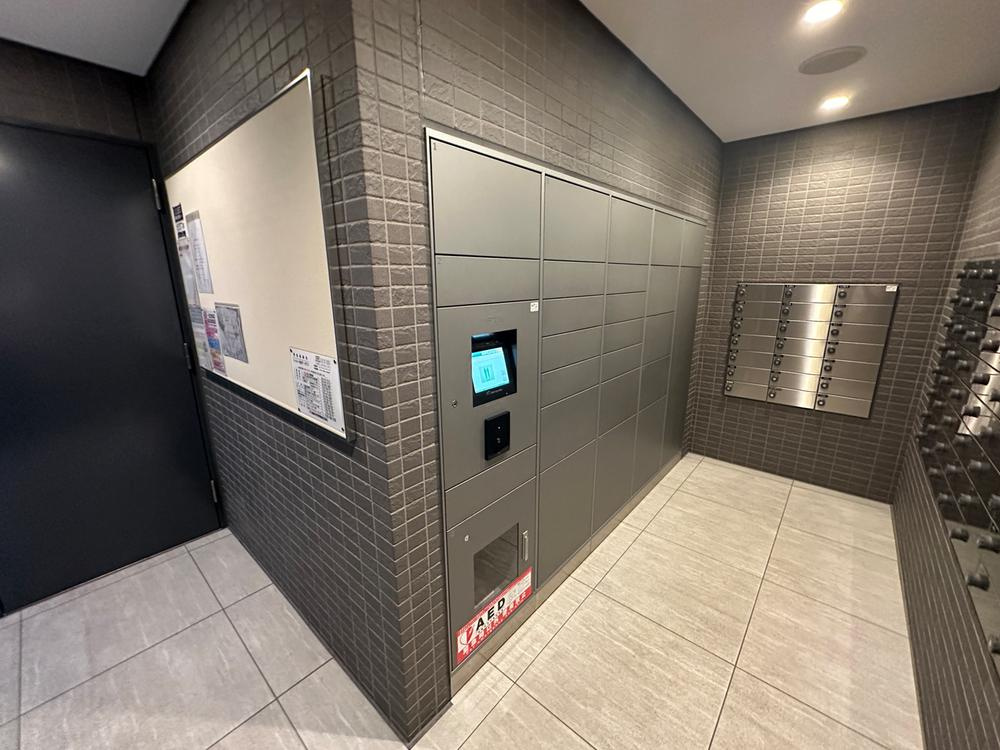 【宅配ボックス/共用部】　エントランスに宅配ボックスが設置されていますので、不在時やお子様だけでのお留守番時の荷物受け取りに便利です。
