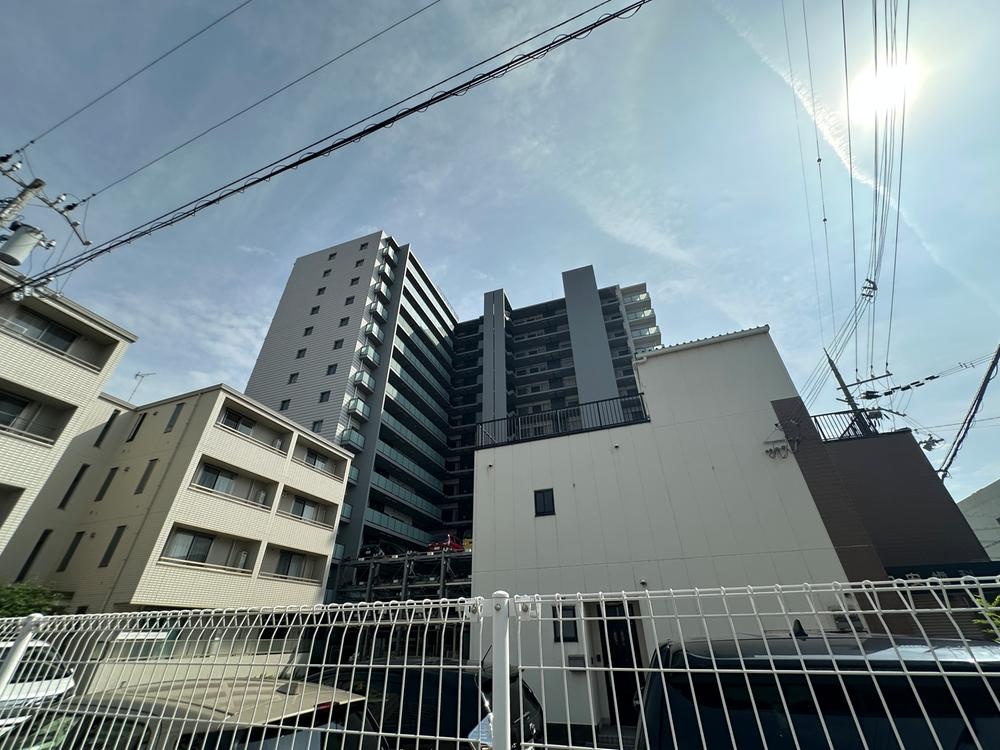 【現地外観写真】　オートロック付きマンションです。防犯カメラも設置されており、防犯面に配慮されています。管理形態は日勤です。