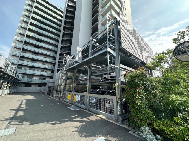 【駐車場/共用部】　敷地内に駐車場が設けられています。利用料金、空き状況などは変動します。随時お問い合わせください。※現況は空無。