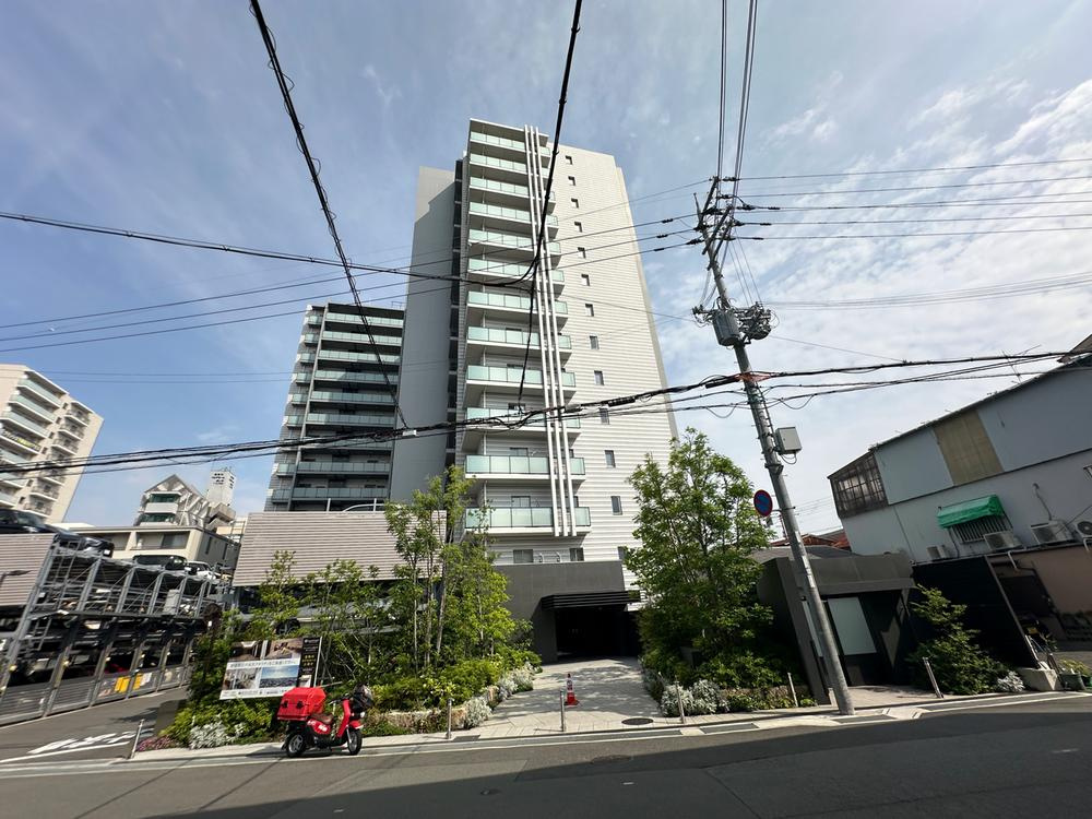 【現地外観写真】　スーパーまで徒歩7分、コンビニまで徒歩3分。日頃のお買い物に利用しやすい施設が揃っています。