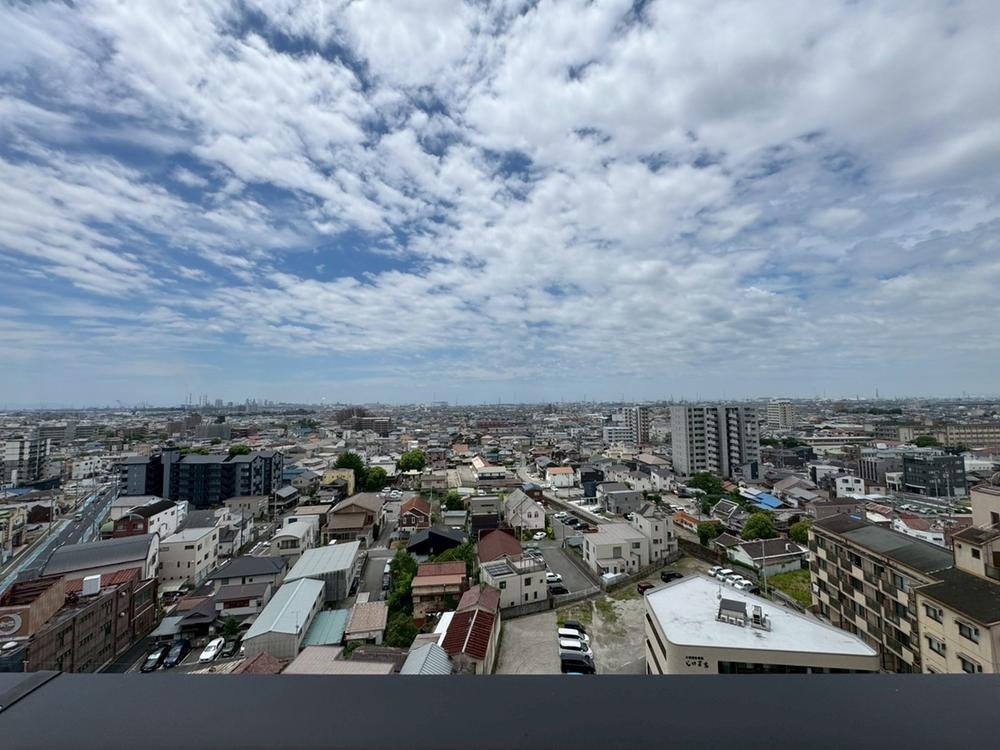 【バルコニーからの眺望写真】　目の前の視界を遮る大きな建物が隣接していないため、ゆったりとした眺望を楽しむことができます。