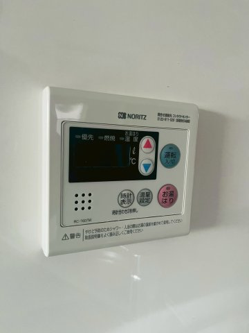 給湯器リモコンです。自動でのお湯張りができて便利！