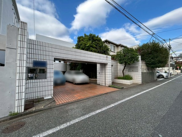 平坦な道路に面した開放的な立地。お車の駐車はもちろん、自転車やベビーカーの出し入れもストレスフリーです。角地の開放感と陽当たりの良さを享受できる住環境で、お子様との散歩も楽しくなること請け合い！