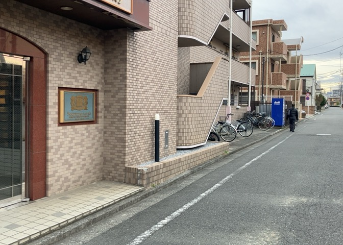 中庭（パティオ）とは、一つの建築物の内部に設けられた、壁などで囲われている庭のことを指します。コの字型、ロの字型が主流ですが、L字型の中庭もあります。最近では、インテリア性の高さからも人気があります。