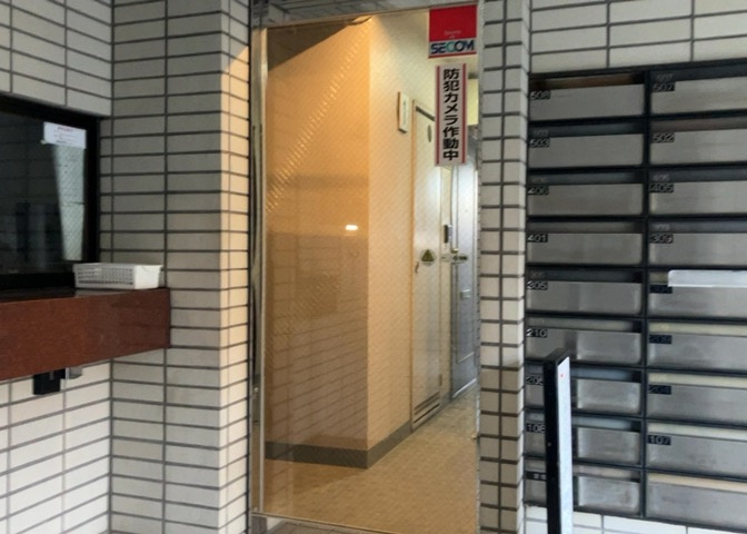 マンションのエントランスには、もともと風よけや防犯の役割がありますが、マンションによって宅配ボックスなどの設備が備わっている所もあります。日々の生活をイメージしながら生活しやすさをチェックしましょう。
