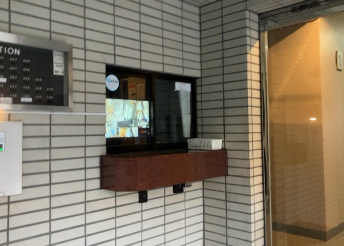 受付はマンションコンシェルジュがいる場合もあれば、管理人が滞在する小部屋を総称して呼ぶことがあります。主にエントランスに設置されていることから、防犯面でも期待ができます。防犯設備がない場合はより安心！