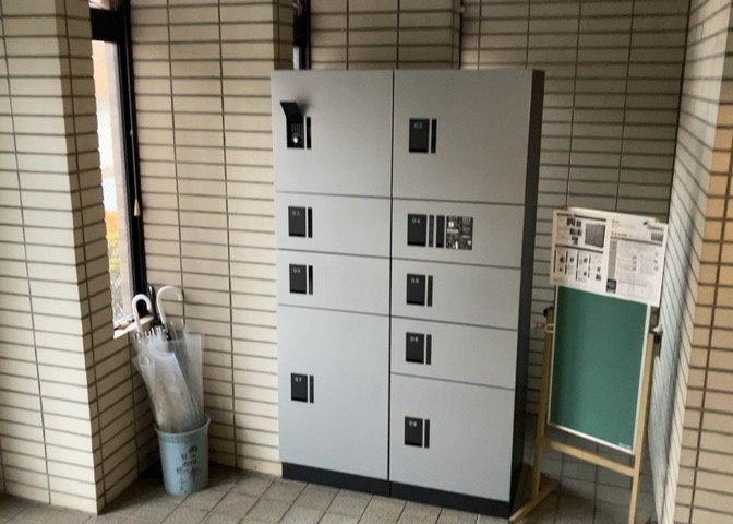 ロビーというと、エントランスと何がちがうの？と思いますよね。実はロビーとエントランスには明確な決まりはありません。物件によっては、エントランスを入って広がるある程度の広さのある空間がロビーとなります。