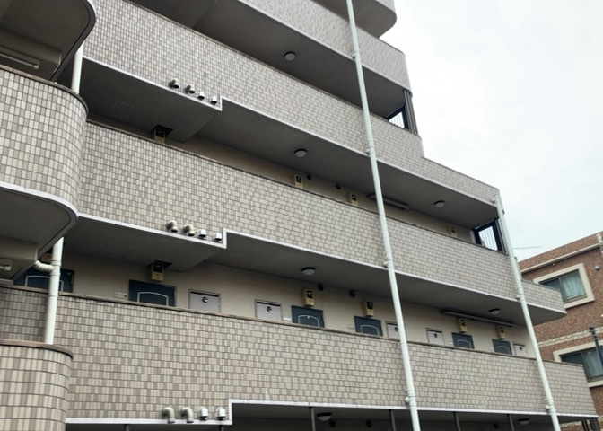 共用部分は、一棟の建物に住む区分所有者全員が共同で所有するとし、共用部分の管理、補修などは、区分所有者で形成される管理組合が行います。個人の判断で勝手に変更することはできませんので覚えておきましょう。