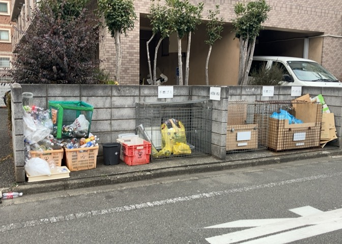 共有部分は、住民なら誰もが使える設備のこと。例えば駐車場やエレベーター、インターネット設備、セキュリティ設備などがあります。他にも、マンションの廊下・外部階段やエントランス・ゴミ置き場などがあります。