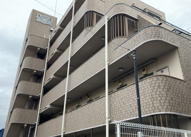 道幅が広い場所は日当たりや風通が良好です。幅が広いのですれ違いも可能ですし大きな車でも駐車可能！一方で、大型車が通ることも多くなるため交通量の増加により騒音に繋がります。また土地の値段が高くなります。