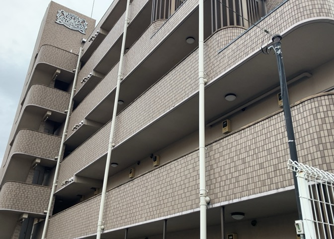 ＲＣ造、Reinforced　Concreteは直訳すると補強されたコンクリートです。主に柱や梁・床・壁が鉄筋とコンクリートで構成おり、鉄筋を組んだ型枠にコンクリートを流し込んで固めたものを指します。