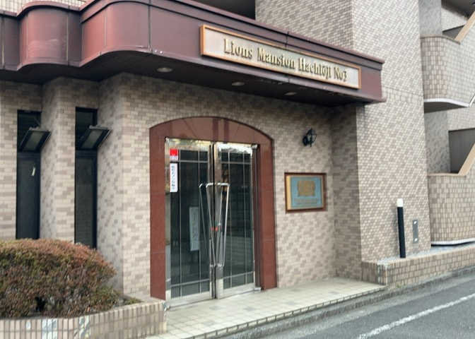 玄関は家の顔でもあり、家族以外の目にも止まる場所です。玄関は外との間を仕切る扉、靴などをしまっておく収納スペース、靴脱ぎのたたきスペース、来客とのやり取りをするドアホンなど複数のアイテムからなります。