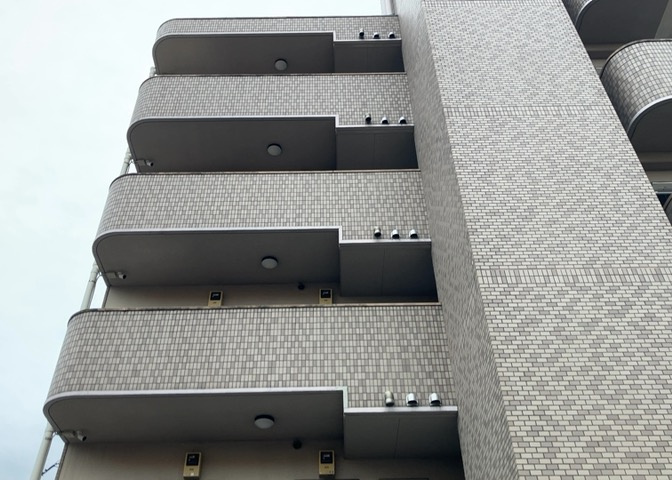 共用部分は、一棟の建物に住む区分所有者全員が共同で所有するとし、共用部分の管理、補修などは、区分所有者で形成される管理組合が行います。個人の判断で勝手に変更することはできませんので覚えておきましょう。