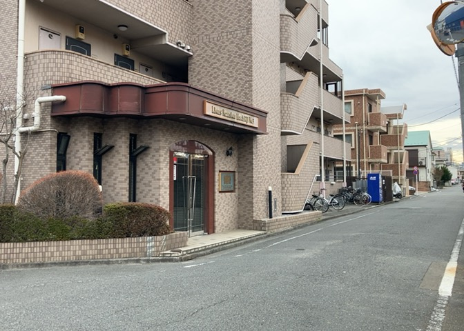 外観はマンション管理がされているかの目安になります。築年数が古いと、壁面は劣化してひび割れが生じることも！建物が古びていても細かいところが修繕されていると、きちんと管理されているなぁと感じるでしょう。