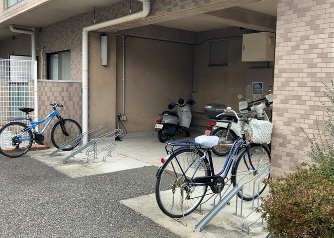 マンションの駐輪場は、事前に空きがあるか確認を取ると安心です。せっかく入居したのに駐輪スペースがない！なんてことになったら大変ですよね。そこで、内見時や購入前にはまず事前に確認しておくと良いでしょう。