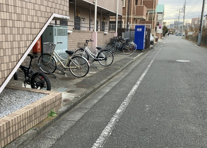 車一台あたりに必要なスペースは、標準サイズの普通自動車で横幅2m50cm、長さ5mは必要になります。ただし、乗降のことも考慮して横幅3m30cm、長さ5m50cmほどは確保できるところを選びましょう。