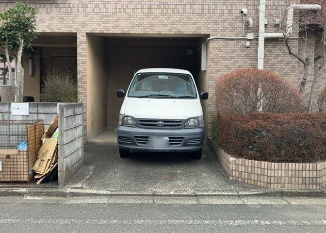 駐車場と明記されていても、最小スペースでつくられた駐車場だと大型車は駐車できなかったり、出入りしにくくなったりする可能性があります。お車のサイズと購入したい物件の駐車場のサイズを現地で確認しましょう。